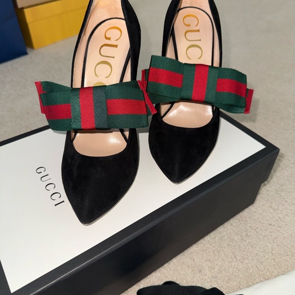 Gucci Black Suede Pointed Pumps with Green and Red Ribbon Bow - Picture 2 of 7